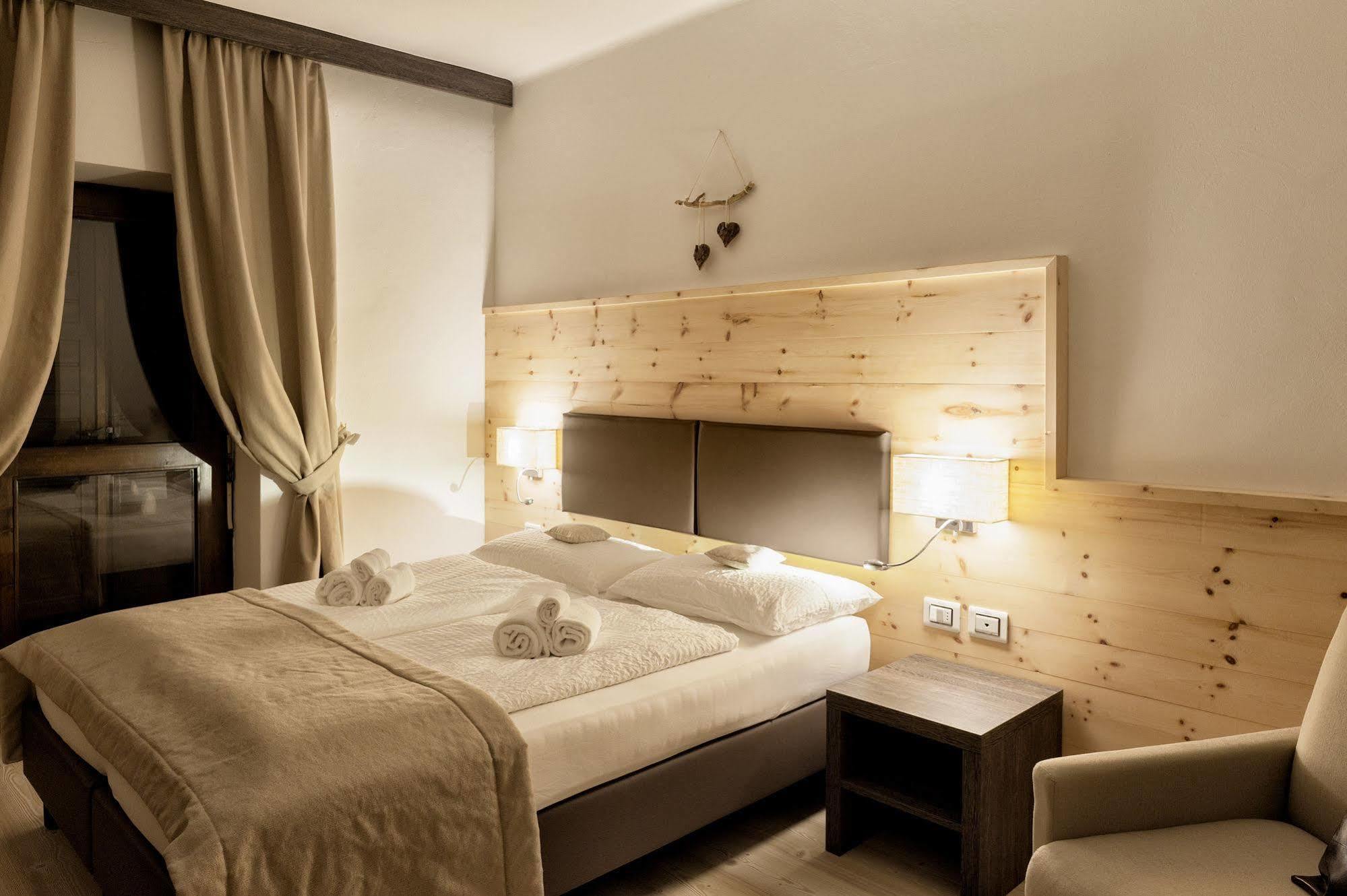 Hotel Alla Rocca Varena Exteriér fotografie